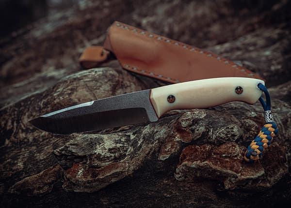 Handmade full tang knife with durable steel blade and ergonomic handle by Full Tangi