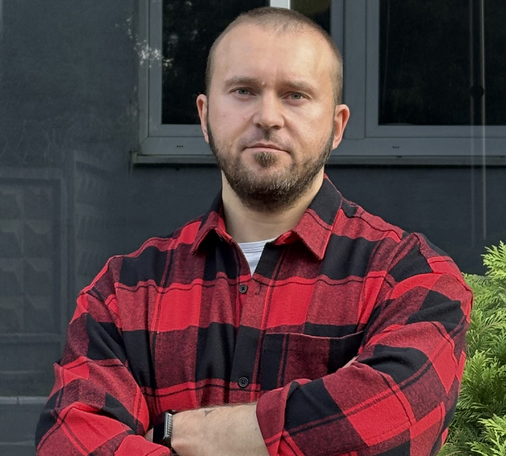 Oleksandr Liaskovskii Ukrainian master bladesmith crafting custom handmade knives for bushcraft, hunting, military, and kitchen use