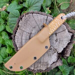 “Close-up of the Mowgli knife blade with a mirror-polished finish showing sharp edge detail.”